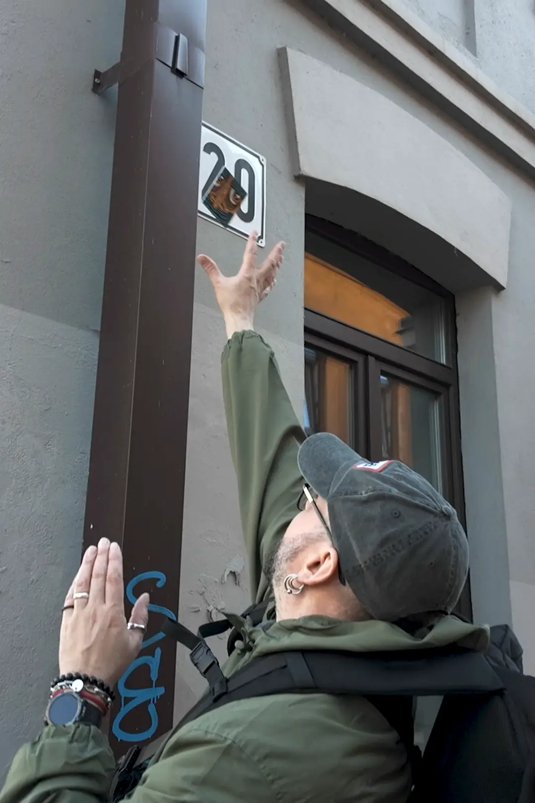 Leaving my magnetic artwork in Kaunas – ART TRAVELS ep.01